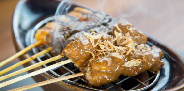 Endonezya mutfağı - tavuk satay, kıyılmış et şiş