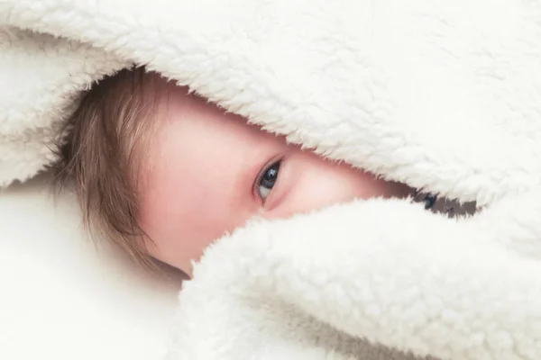 Bebê Espreitando Sob Cobertor — Fotografia de Stock