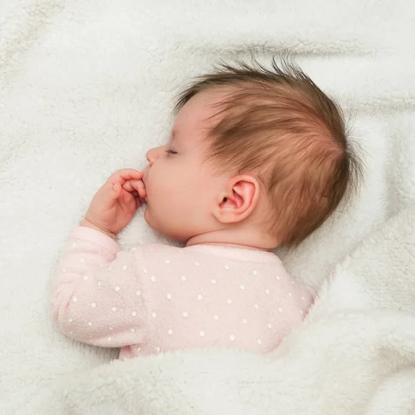 可爱的新生女婴睡觉的肖像 — 图库照片