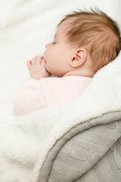 眠っている女の愛らしい新生児赤ちゃんの肖像画 — ストック写真