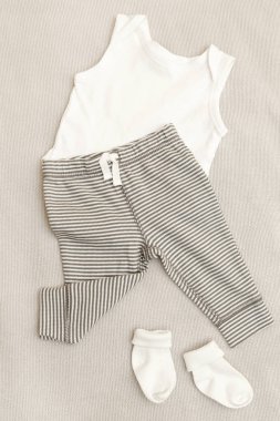 Gri ve beyaz bebek unisex kıyafeti