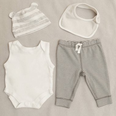 Gri ve beyaz bebek unisex kıyafeti