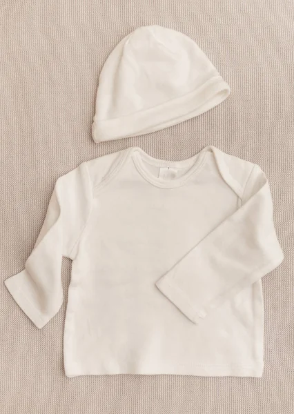 空白白色棉质婴儿衬衫和帽子 — 图库照片
