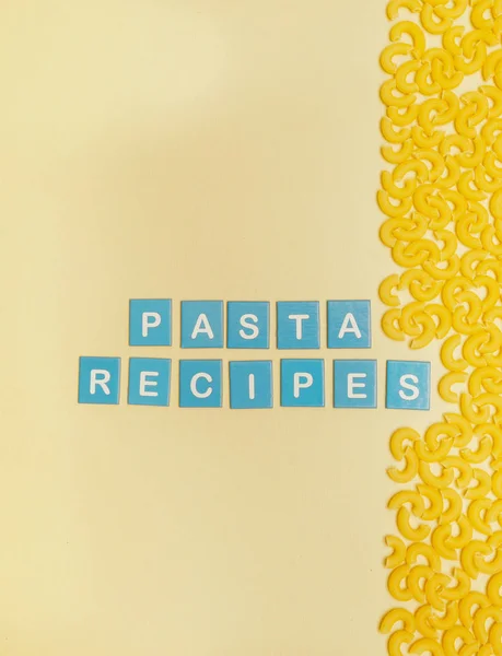 Pasta Rezepte Makkaroni Auf Gelbem Hintergrund — Stockfoto
