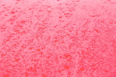 Damlacıkları kırmızı araba yüzeyinde, yakın çekim