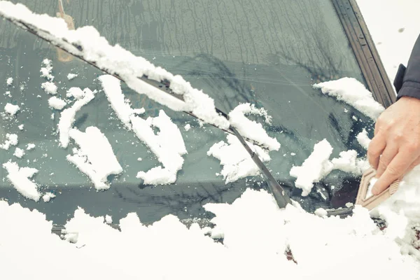 Sterownik Czyszczenia Jego Samochód Śniegu — Zdjęcie stockowe