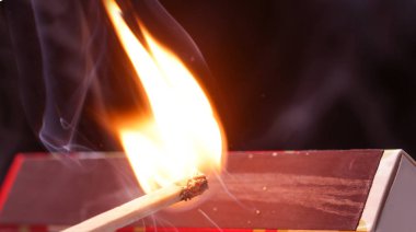 Siyah arka plan karşı tutuşuyor bir maç