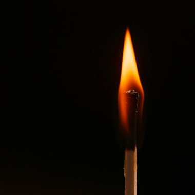 Siyah arka plan karşı tutuşuyor bir maç