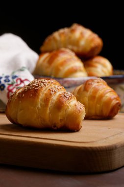 Masada yeni pişmiş kruvasanlar var.