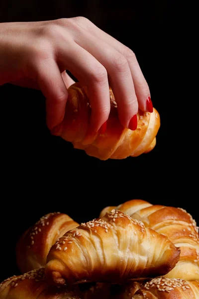 Kvinna Äta Freashly Bakedcroissant — Stockfoto