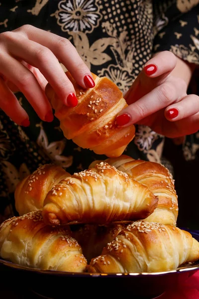 Kvinna Äta Nygräddad Croissant — Stockfoto