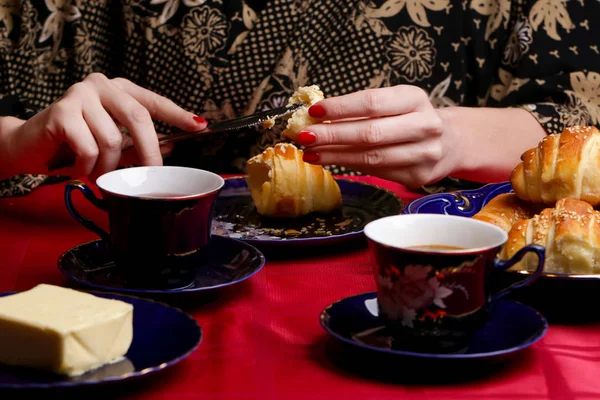 简单美味的饭菜 新鲜出炉的羊角面包 黄油和一杯茶 — 图库照片