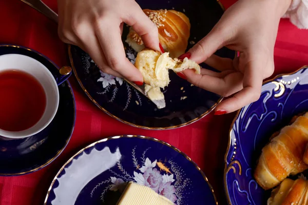 Einfache Köstliche Mahlzeit Frisch Gebackene Croissants Butter Und Tee — Stockfoto