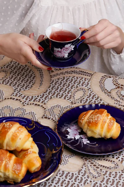 简单美味的饭菜 新鲜出炉的羊角面包和一杯茶 — 图库照片