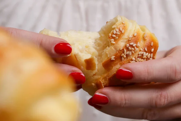 Kvinna Äta Nygräddad Croissant — Stockfoto