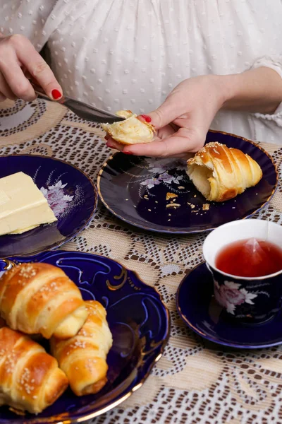 Semplice Pasto Delizioso Croissant Appena Sfornati Burro Tazza — Foto Stock