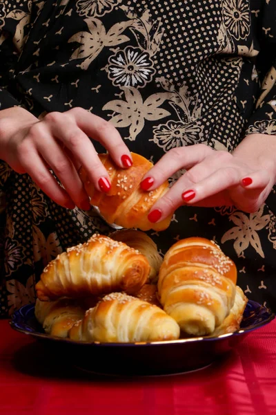 Kvinna Som Äter Croissant Närbild Händer — Stockfoto