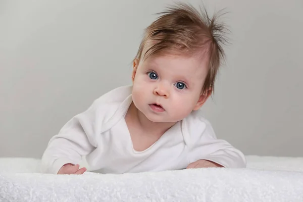 愛らしい生まれたばかりの赤ちゃんの肖像画 — ストック写真