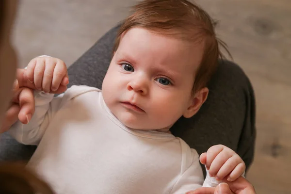 Neugeborenes Hält Den Finger Der Mutter — Stockfoto