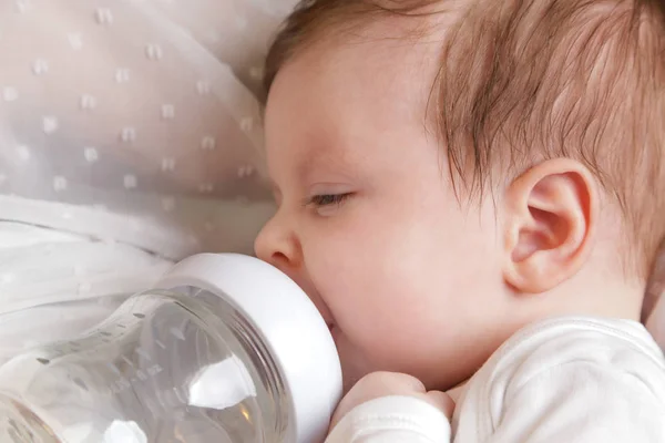 生まれたばかりの赤ちゃんは 哺乳瓶から水を飲む — ストック写真