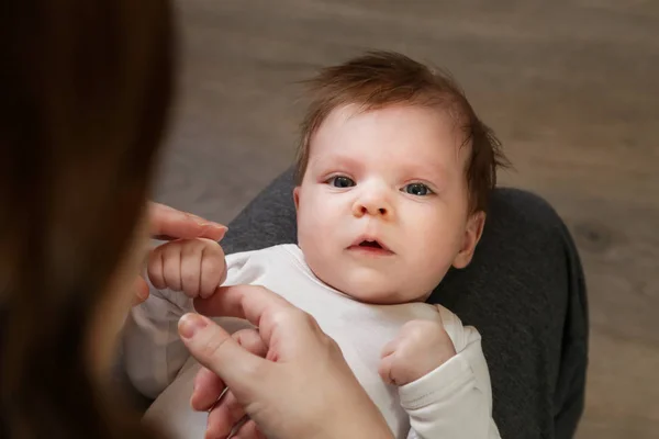 Noworodek Trzymający Palec Matki — Zdjęcie stockowe