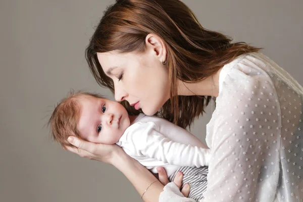 Madre Sosteniendo Bebé Recién Nacido —  Fotos de Stock