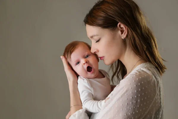 母亲抱着新生婴儿 — 图库照片