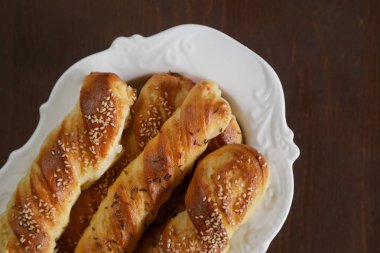 Bir kase taze pişmiş hamur işleri