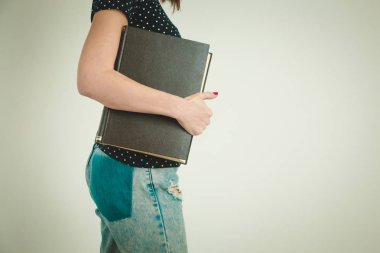 Kadın holding büyük kalın kitap