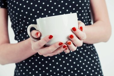 Boş bir beyaz kupa holding