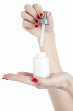 Boş beyaz damlalık şişe pipet ile