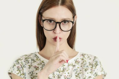 Parmaklar dudaklarda - sessiz jest