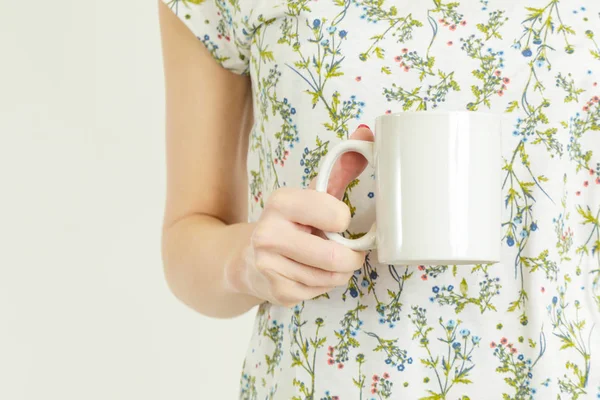 Tenant Une Tasse Blanche Vierge — Photo