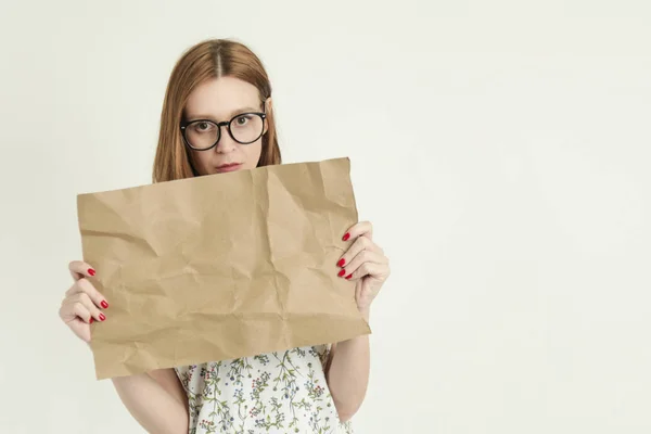 Kobieta Gospodarstwa Puste Brązowego Papieru — Zdjęcie stockowe