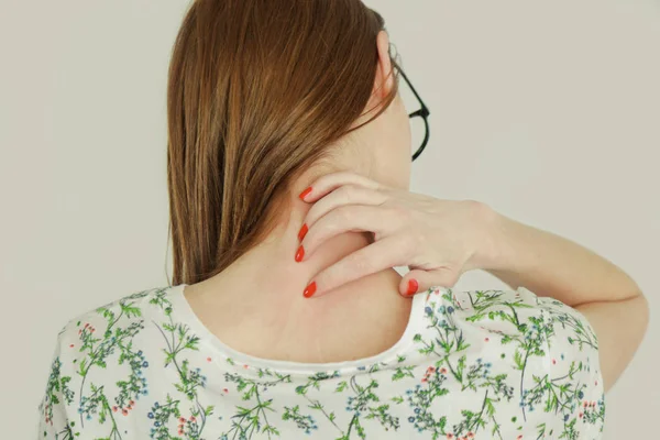 Boynunu Kaşıyan Kadının Yakın Görüntüsü — Stok fotoğraf