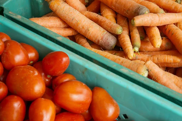 Kisten Mit Frischem Gemüse Auf Bauernmarkt — Stockfoto