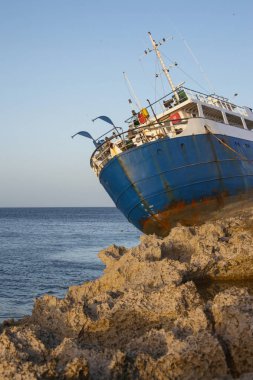 Sahilde harap gemi enkazı