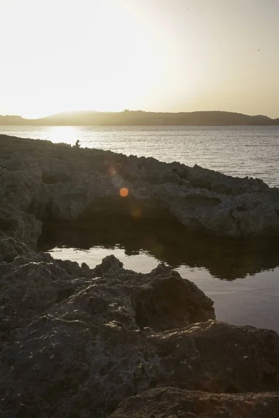 Napnyugta Időpontja Távoli Sziklás Strand — Stock Fotó