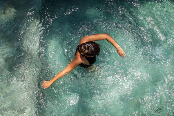 Νεαρή Γυναίκα Χαλαρώνοντας Στην Πισίνα — Φωτογραφία Αρχείου
