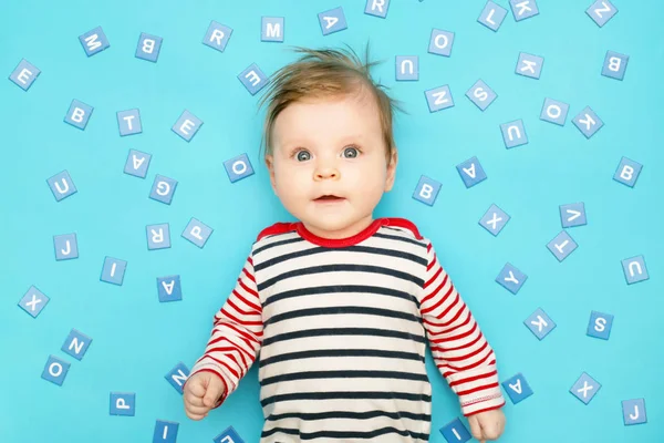 Urocza Miesiące Życia Dziecka Niebieskim Tle Strzał Studio Portret — Zdjęcie stockowe