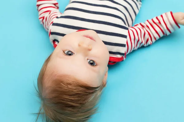 Adorable Retrato Recién Nacido Fondo Azul Toma Estudio — Foto de Stock