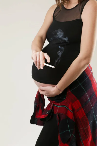 Kobieta Ciąży Papierosem — Zdjęcie stockowe
