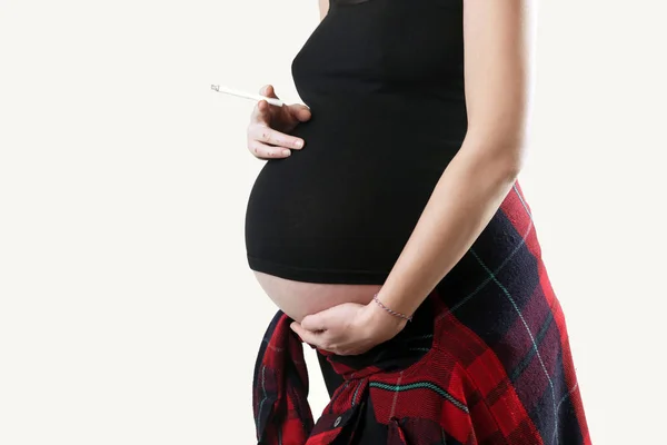 タバコと妊娠中の女性 — ストック写真