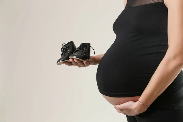 Schwangere Hält Schuhe Für Ihr Baby — Stockfoto