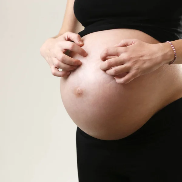 Zwangere Vrouw Krassen Haar Buik — Stockfoto