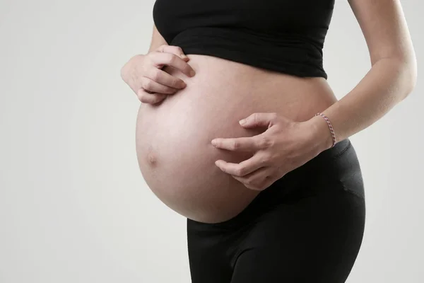 Zwangere Vrouw Krassen Haar Buik — Stockfoto