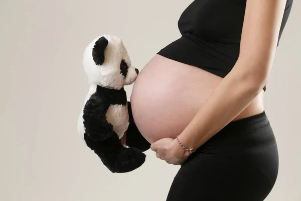 Kobieta Ciąży Trzymając Stary Miś — Zdjęcie stockowe