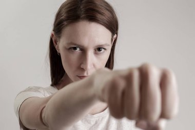 Yumruk kamera mücadele için hazır arıyorum genç kadın portresi, yakın çekim