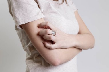 Kolunu kaşıyan kadının yakın görüntüsü. Sağlık ve tıbbi konsept.