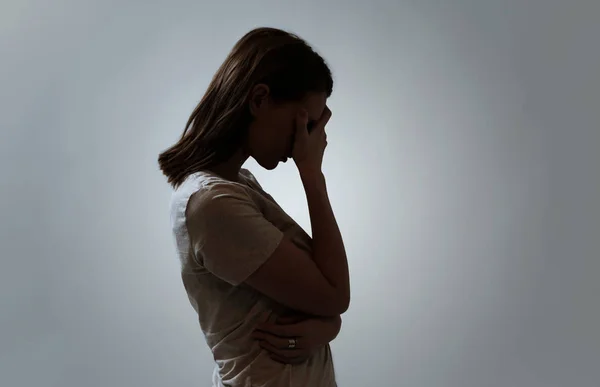 Retrato Mulher Deprimida Cobrindo Rosto Com Mãos Vista Lateral — Fotografia de Stock